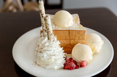 Toasted bread with ice cream