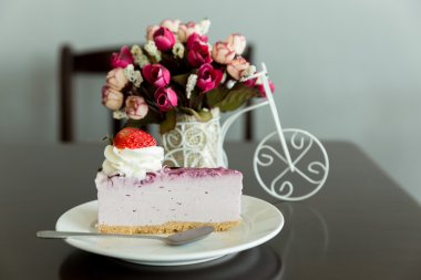 Peynirli kek çilek tepesi ile