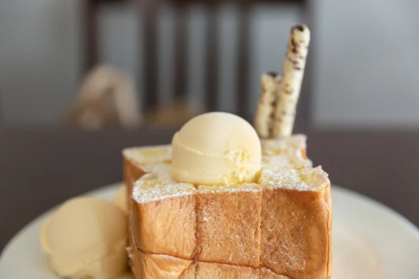 Toasted bread with vanilla ice cream — Stock Photo, Image