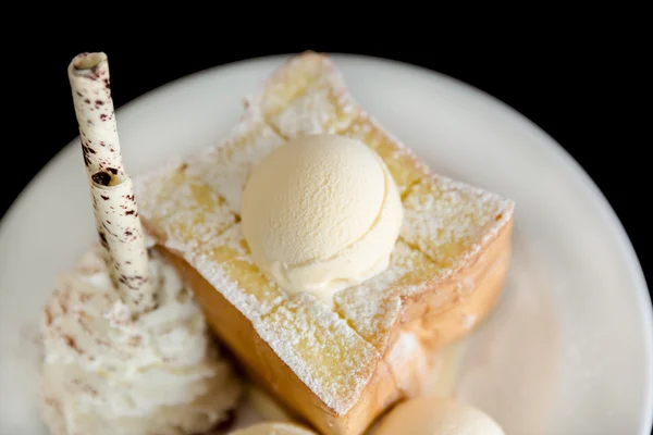 Toasted bread with ice cream — Stock Photo, Image