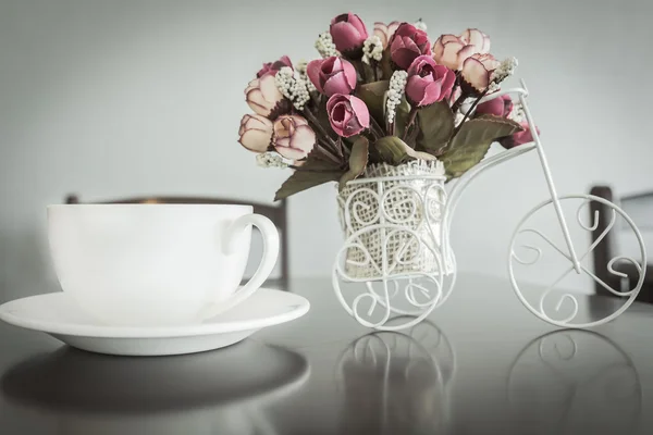 Coffee and artificial flowers of modern — Stockfoto