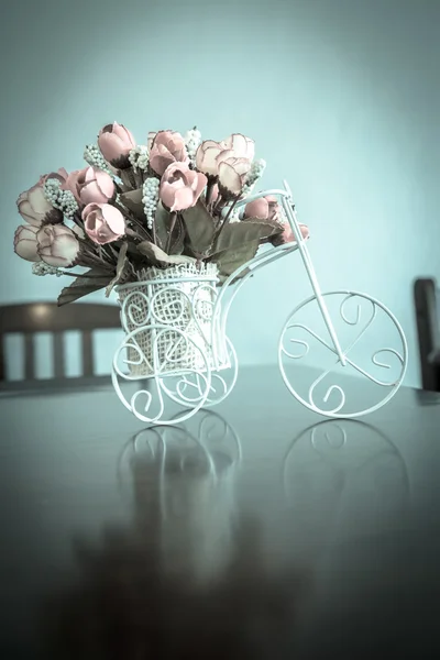 Artificial flowers  in white bicycle — ストック写真