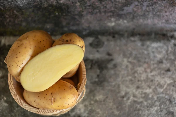 Pommes de terre crues dans le panier — Photo