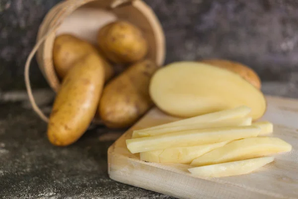 Patates çubuk kesme tahtası üzerinde