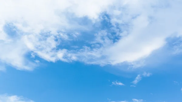 Białe puszyste chmury na błękitnym niebie — Zdjęcie stockowe