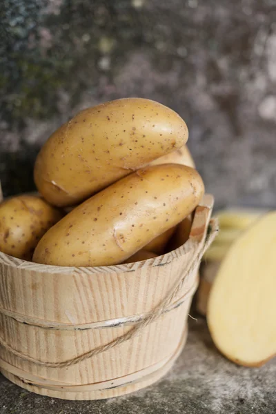 Pommes de terre crues dans le panier — Photo