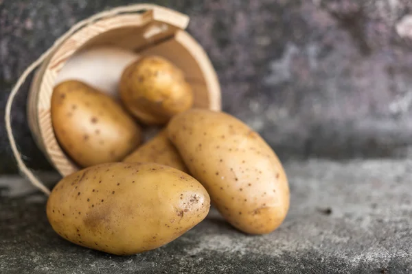 Pommes de terre sortant d'un panier — Photo