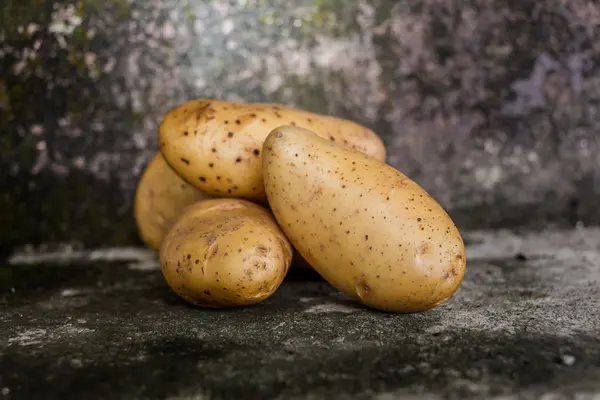 Куча молодой картошки. — стоковое фото