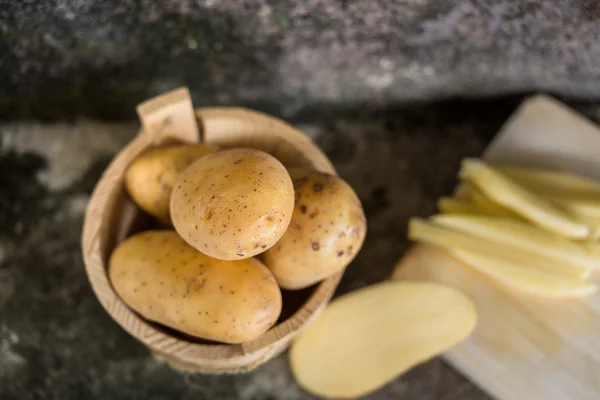 Patatas crudas en cesta — Foto de Stock