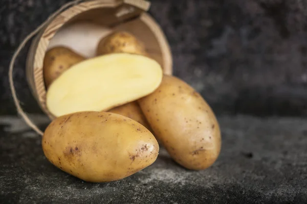 Pommes de terre sortant d'un panier — Photo