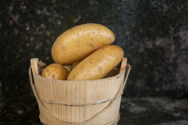 Pommes de terre crues dans le panier — Photo