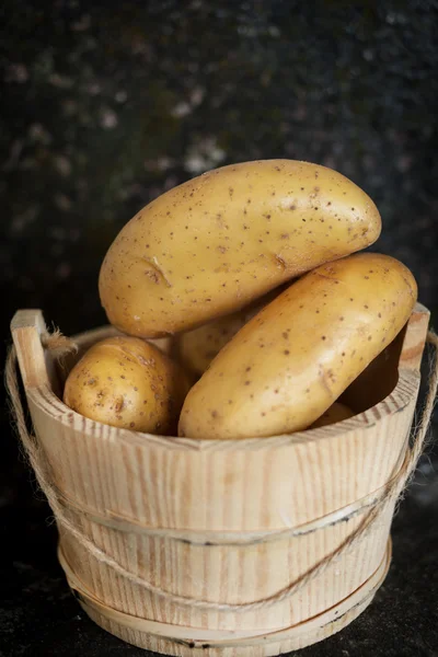 Pommes de terre crues dans le panier — Photo