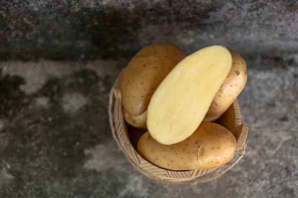 Pommes de terre crues dans le panier — Photo