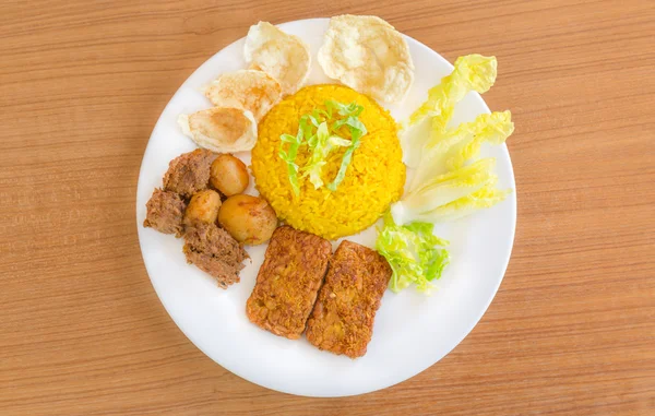 Vegetarischer Rendang mit Kurkuma-Reis — Stockfoto