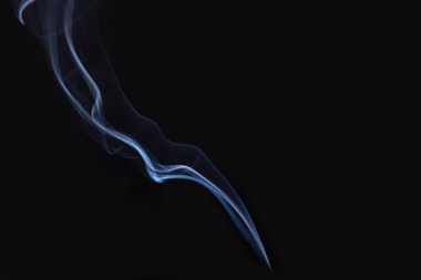 Siyah arkaplanda renkli duman