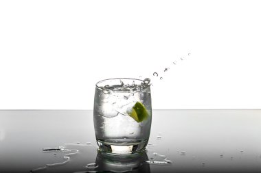 Bir cam içine düşen limon,