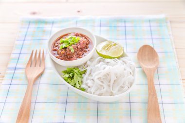 Pirinç Noodle baharatlı sos ile