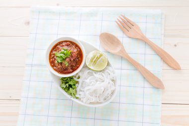 Pirinç Noodle baharatlı sos ile,