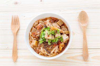 Pirinç Noodle baharatlı sos ile