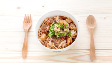 Pirinç Noodle baharatlı sos ile