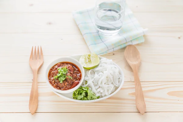 Reisnudeln mit würziger Sauce — Stockfoto