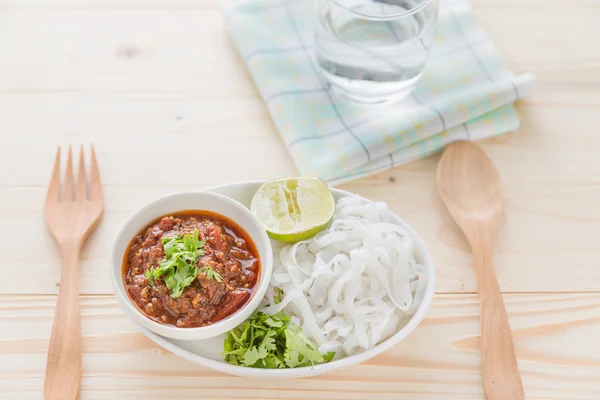 Reisnudeln mit würziger Sauce — Stockfoto