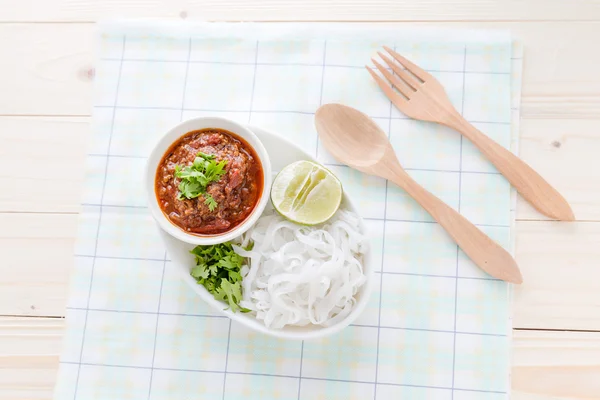 Pirinç Noodle baharatlı sos ile,