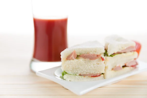 Sandwiches mit Käse und Tomatensaft — Stockfoto