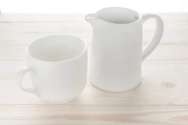 Tasse en céramique blanche et tasse en céramique — Photo