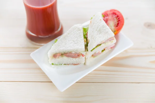 Sandwiches frescos y sabrosos en plato — Foto de Stock