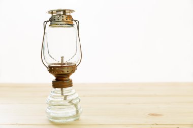 Ahşap masa üzerinde gaz lambası