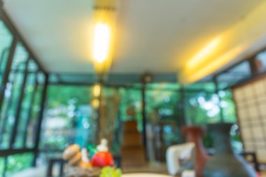 Kafenin arka planı bulanık.