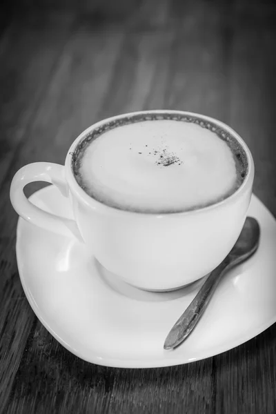 Φλιτζάνι καφέ καπουτσίνο, μαύρο & λευκό — Φωτογραφία Αρχείου
