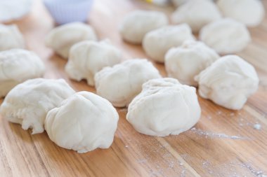 yemek pişirmek için çiğ hamur 