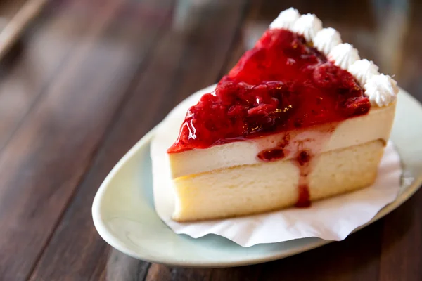 Morceau de gâteau au fromage aux fraises — Photo