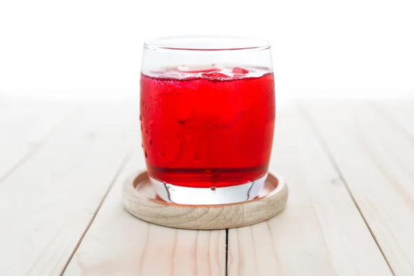 Boisson rouge avec glaçons dans un verre — Photo