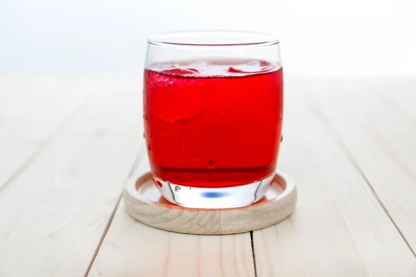 Bevanda rossa con cubetti di ghiaccio in un bicchiere — Foto Stock