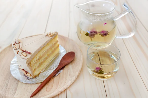 Peanut butter cake with rose tea — Stock Photo, Image