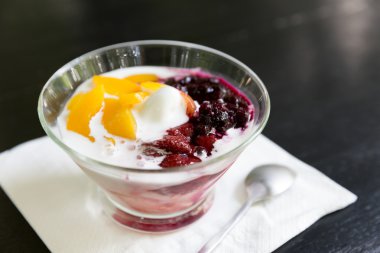  taze meyve ve yoğurt