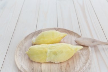 ahşap masa üzerinde ahşap plaka sarı Durian