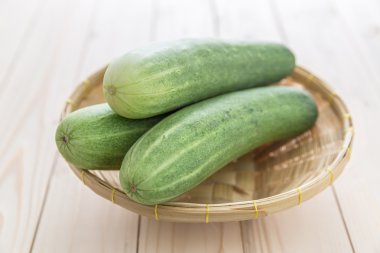 Bir sepette salatalık hasat et.