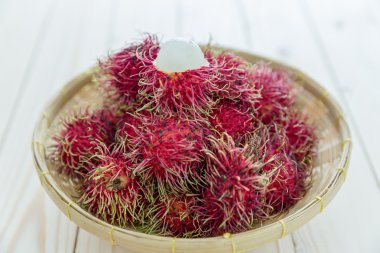 Sepet içinde taze rambutan