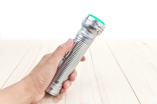 Hand mit Aluminium-Taschenlampe — Stockfoto