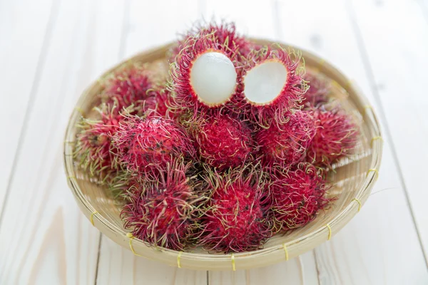 Färska rambutan i korg — Stockfoto