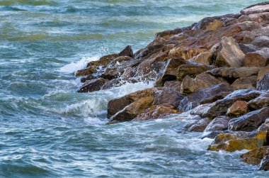 Dalgalar deniz kaya sıçrama vurmak