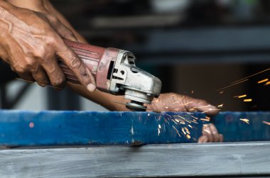 makine tarafından çelik çubuk kesme