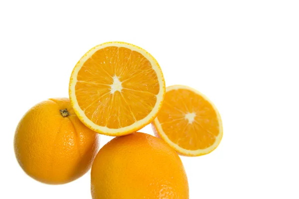 橘子和孤立的切片 — 图库照片