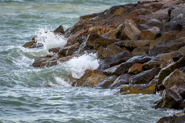 Sea waves hit the rock splash — Stock Photo, Image