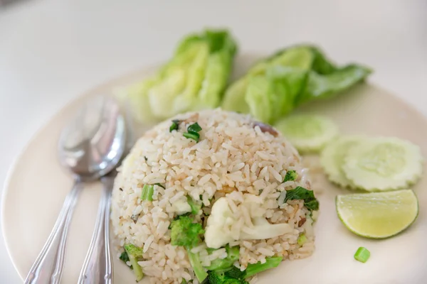 Gebratener Reis mit Gemüse, — Stockfoto