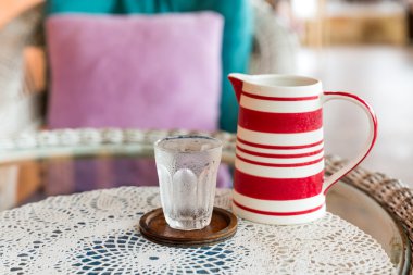 Masadaki bir bardak su.